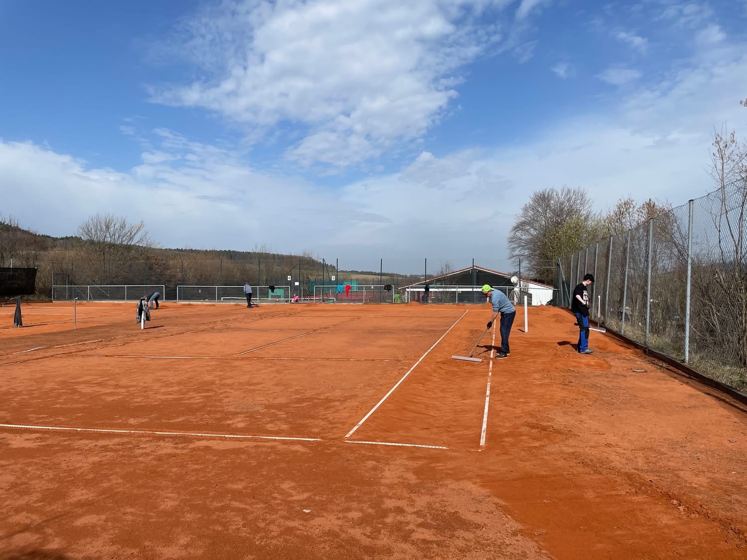 Tennisplätze für die nächste Saison vorbereiten
