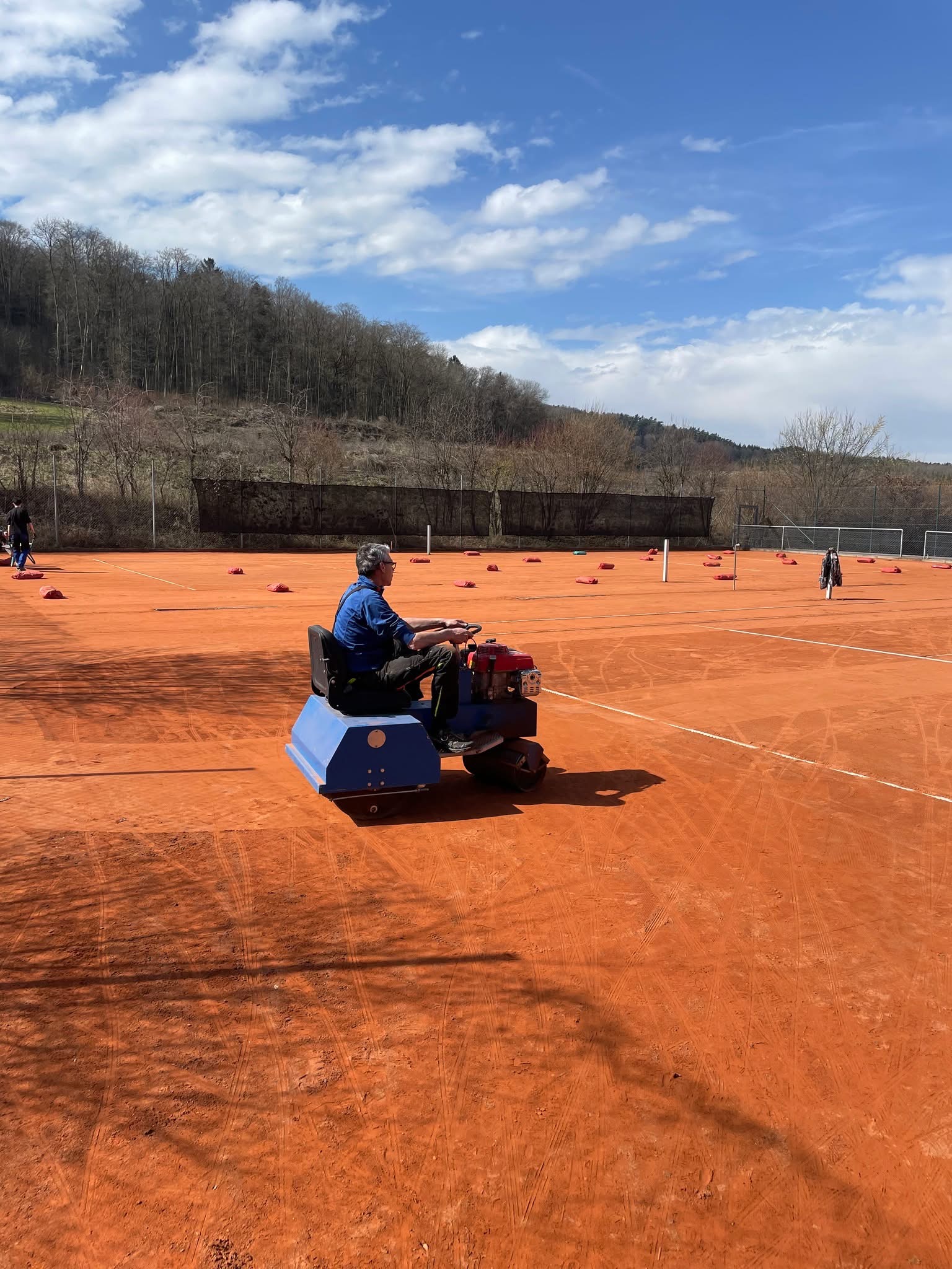 Tennisplätze für die nächste Saison vorbereiten